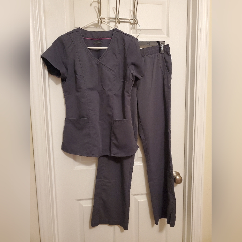 Healing Hands Scrubs size small